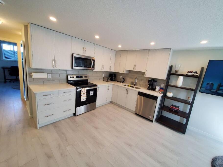 Apartament Cozy Rockland Park Unit+Parking Calgary Zewnętrze zdjęcie