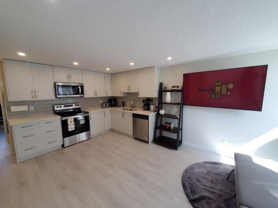 Apartament Cozy Rockland Park Unit+Parking Calgary Zewnętrze zdjęcie