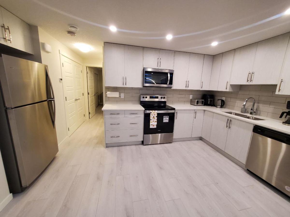 Apartament Cozy Rockland Park Unit+Parking Calgary Zewnętrze zdjęcie