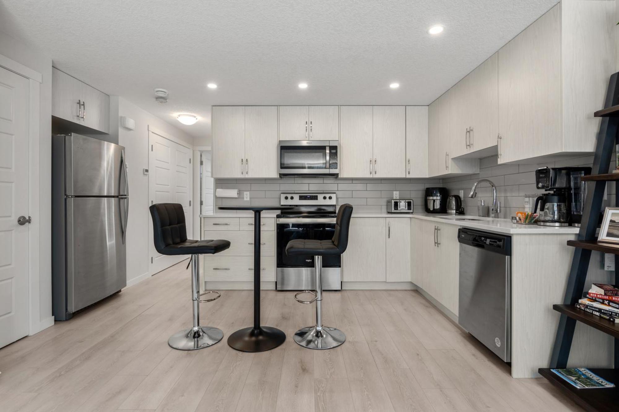 Apartament Cozy Rockland Park Unit+Parking Calgary Zewnętrze zdjęcie